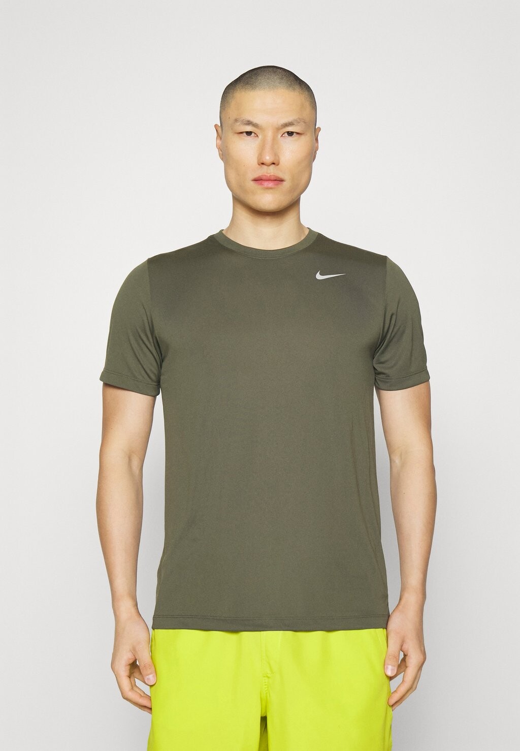 

Спортивная футболка TEE RESET Nike, карго хаки/матовое серебро