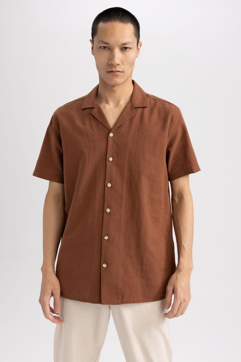 

Рубашка Modern Fit из 100% хлопка с открытым воротником и короткими рукавами DeFacto, коричневый
