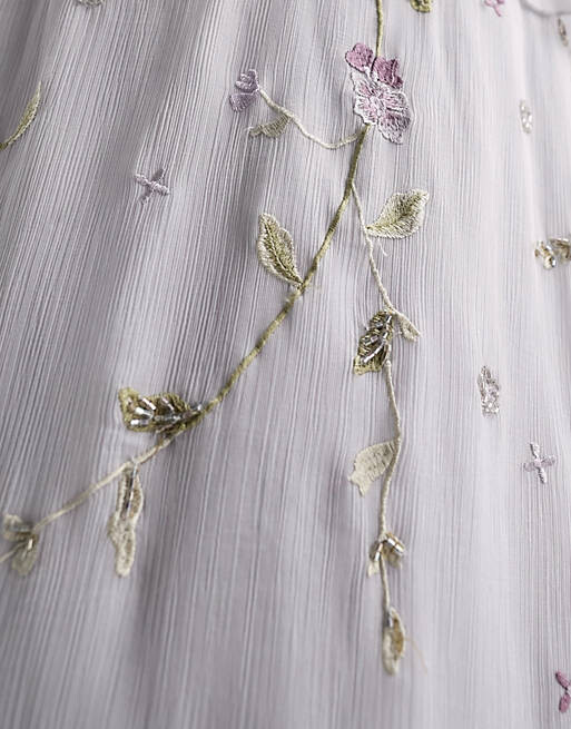 

Синее платье макси с развевающимися рукавами и вышивкой ASOS DESIGN Curve Bridesmaid