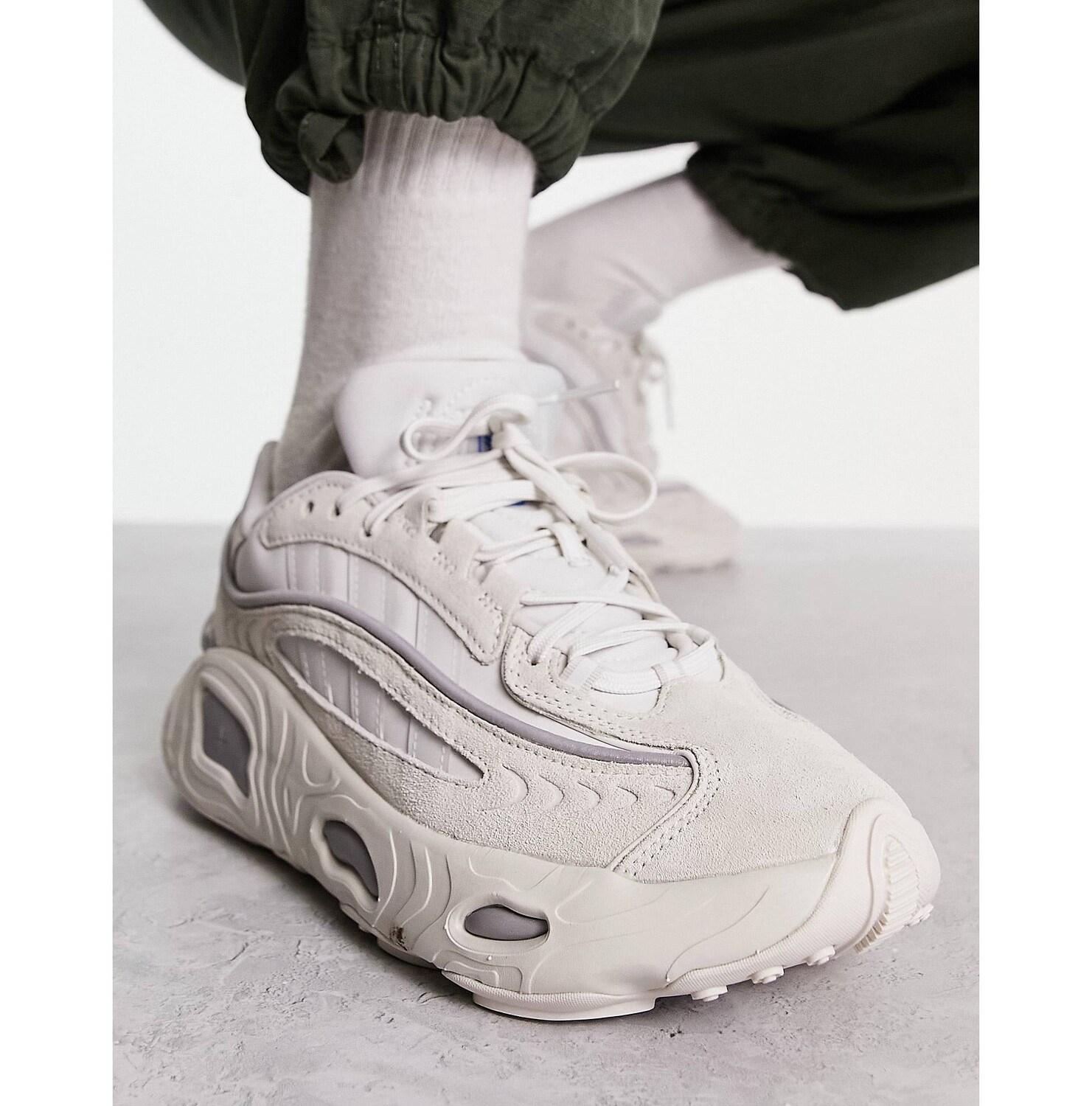 

Бело-серебристые кроссовки adidas Originals Oznova