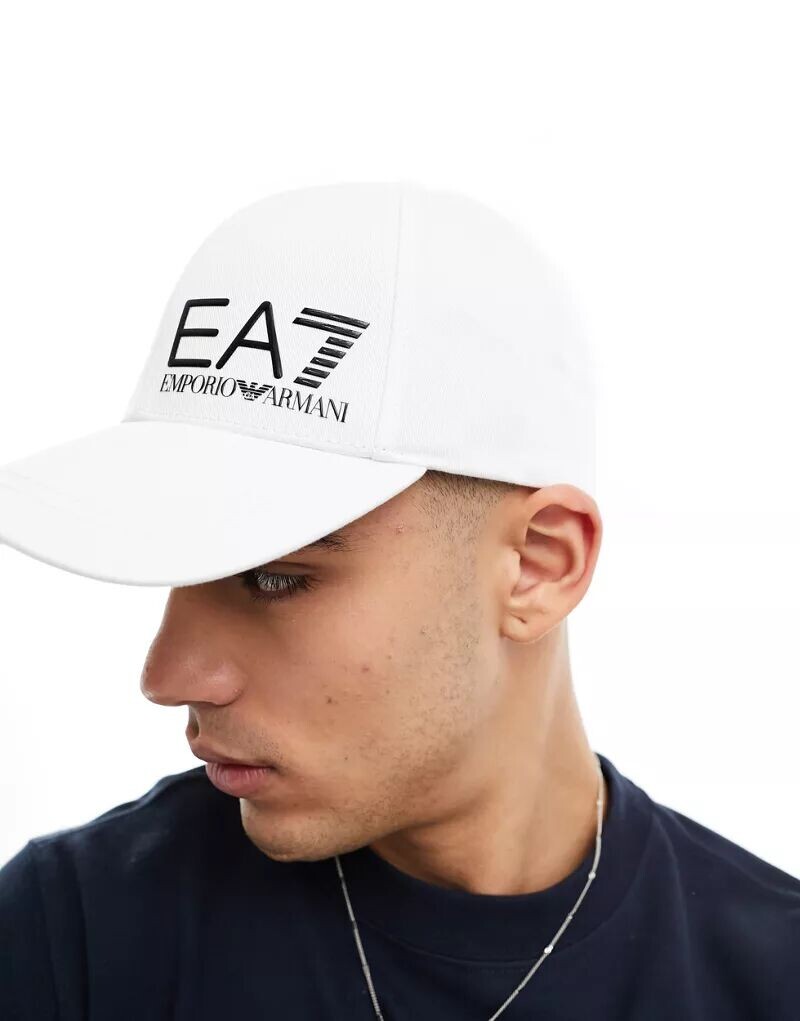 

Черно-белая бейсболка с логотипом Armani EA7