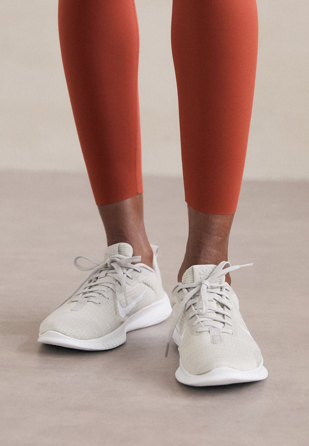 

Кроссовки для соревнований Nike, легкое железо/рудный металлик/золотое зерно/белый Flex Experience Rn 12