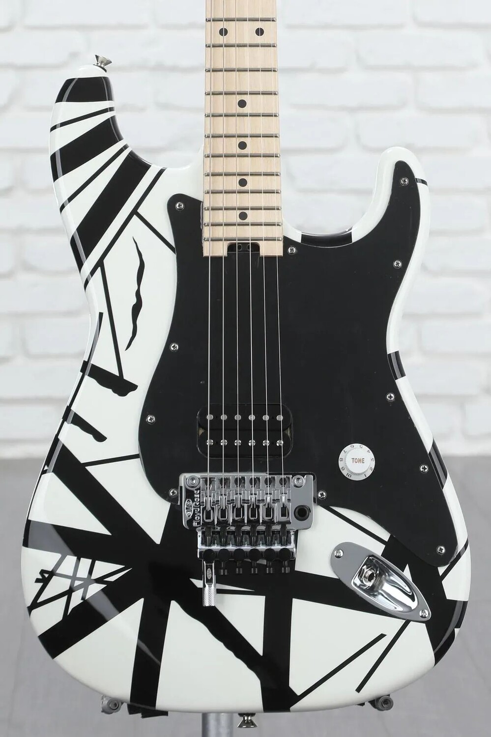 

Серия EVH Striped — белый с черными полосками
