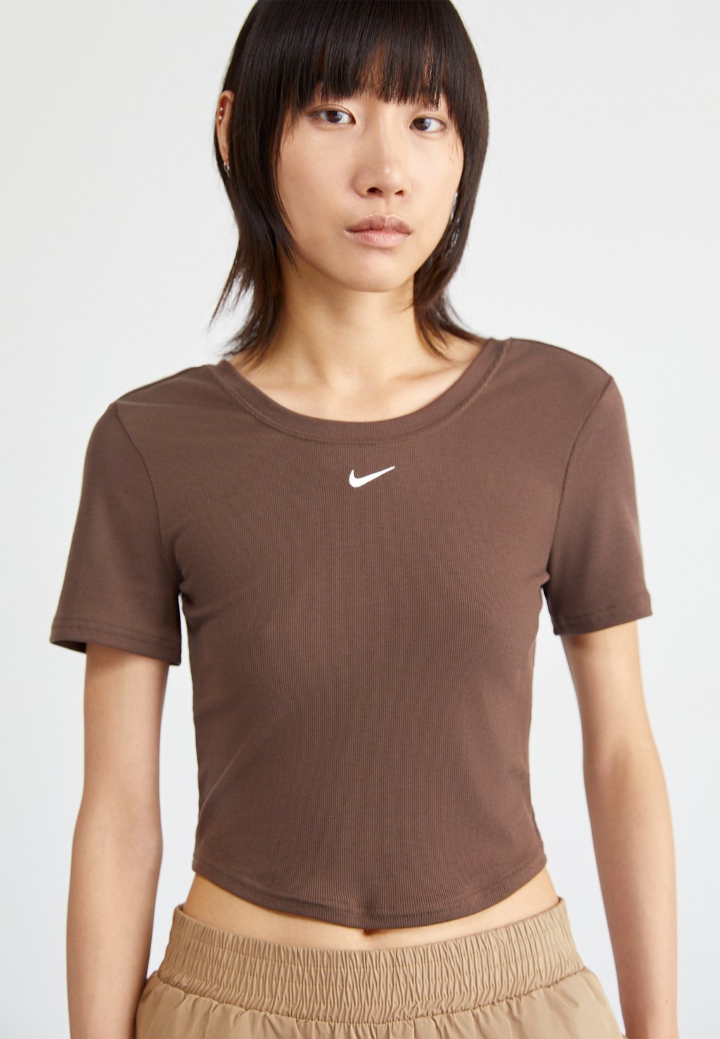 Футболка базовая Nike Sportswear, цвет baroque brown/(sail) – заказать  из-за рубежа в «CDEK.Shopping»