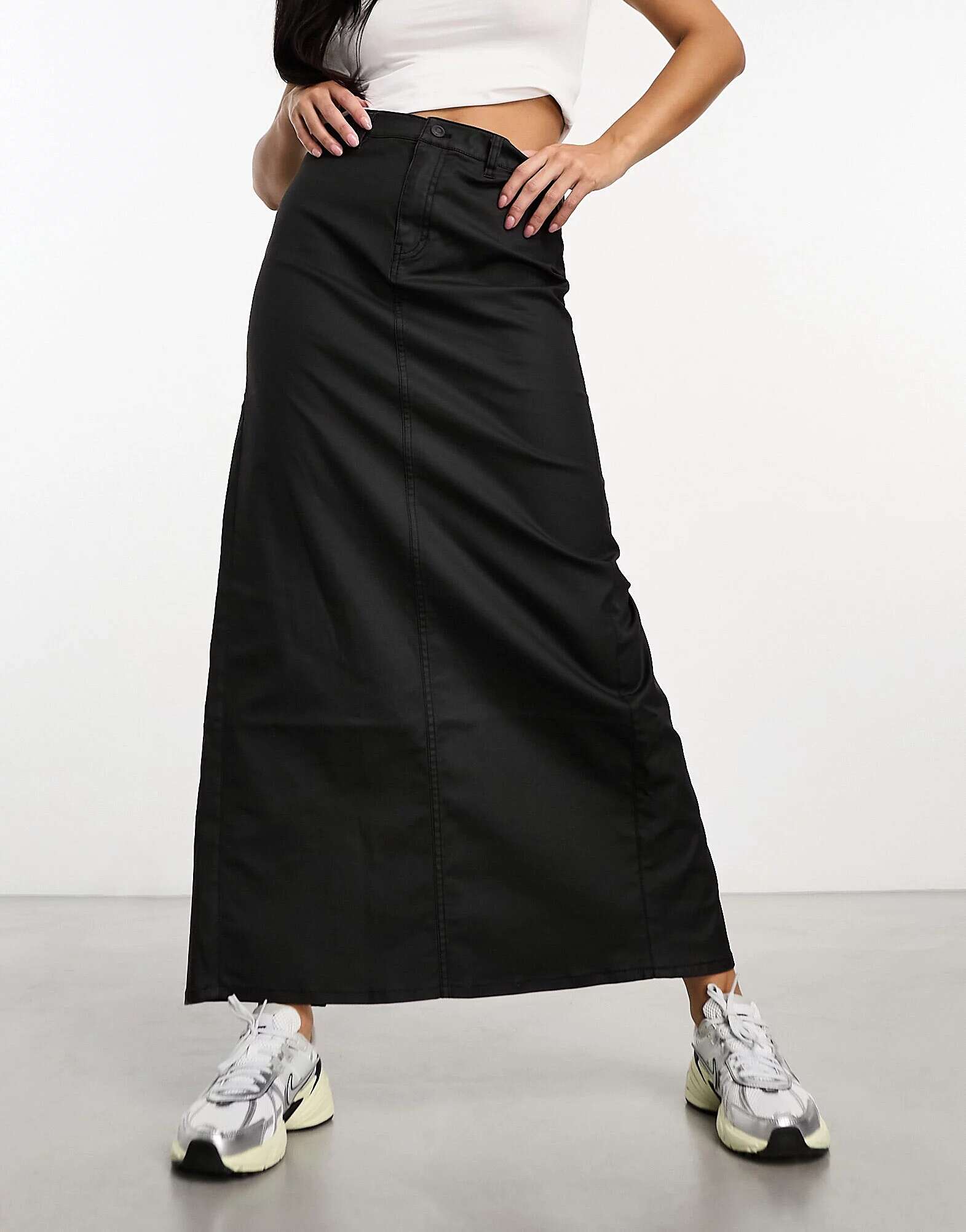Черная макси-юбка Weekday Rose с вощеным покрытием и разрезом