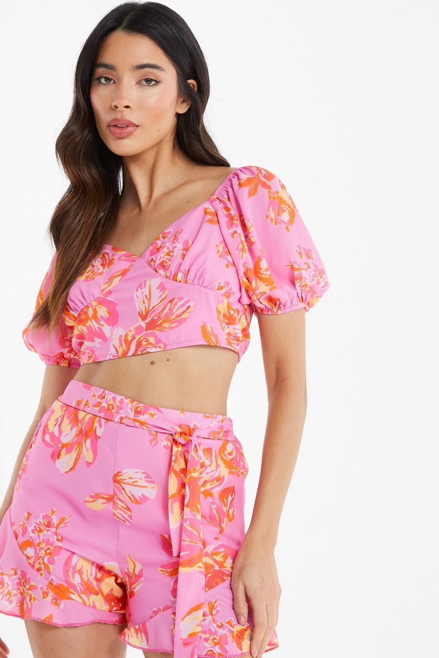 

Укороченный топ с розовым цветочным принтом QUIZ Clothing