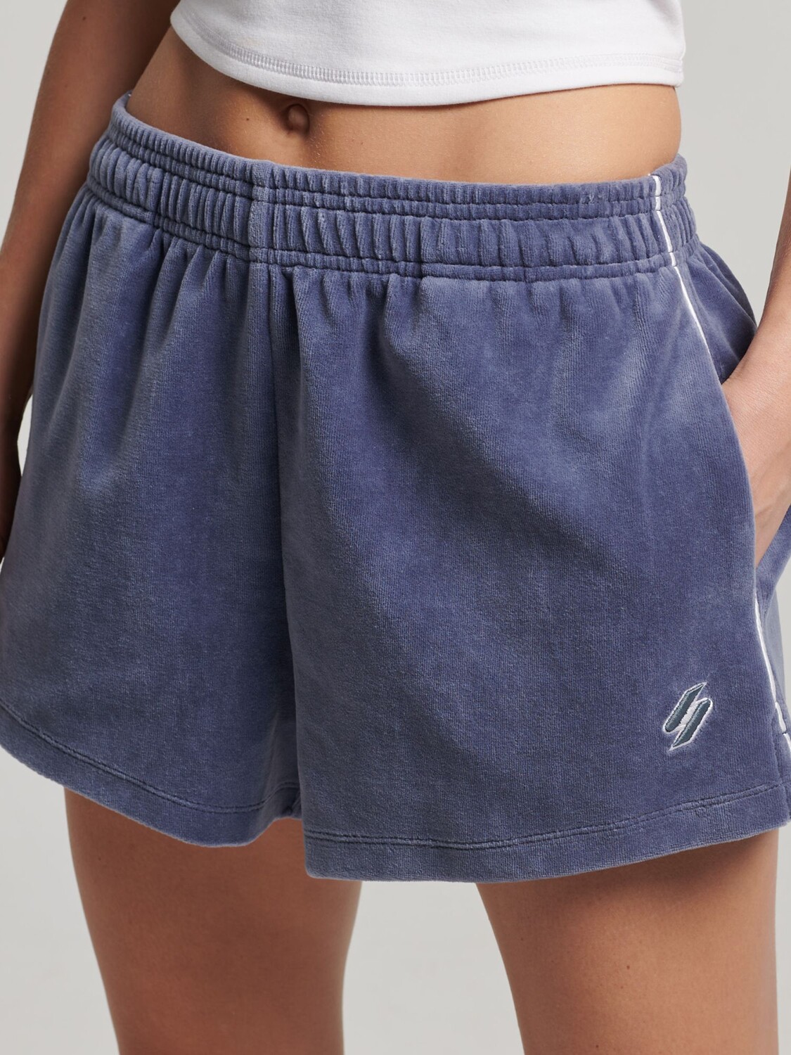 

Велюровые шорты с логотипом Superdry, каменный синий серый