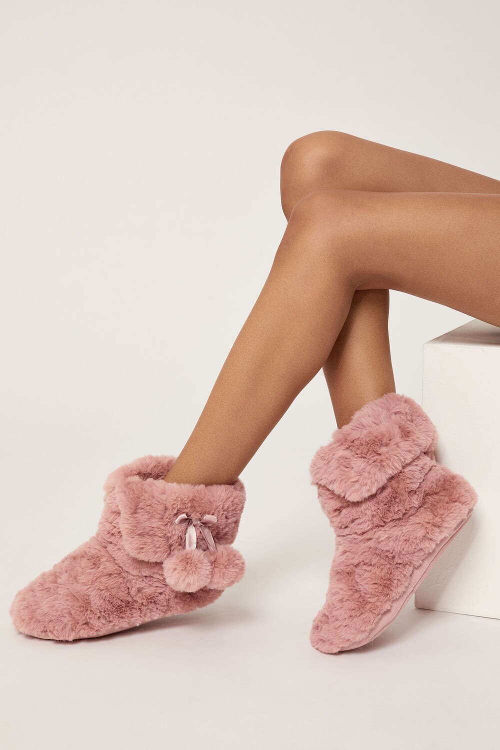 

Тапочки из искусственного меха с помпонами Lipsy