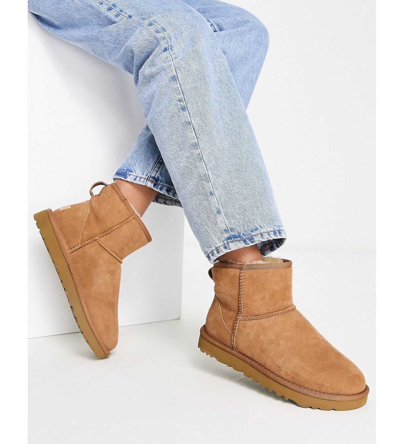 

Каштановые ботинки UGG Classic Mini II