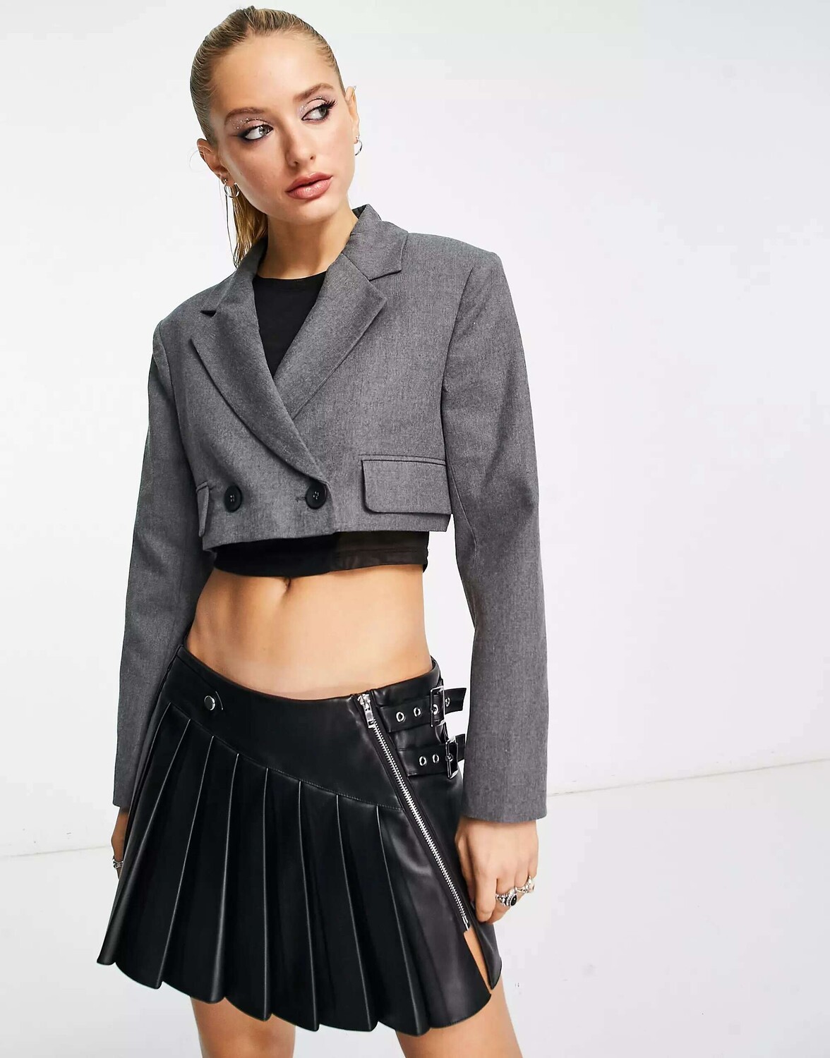 

Серый укороченный пиджак Bershka