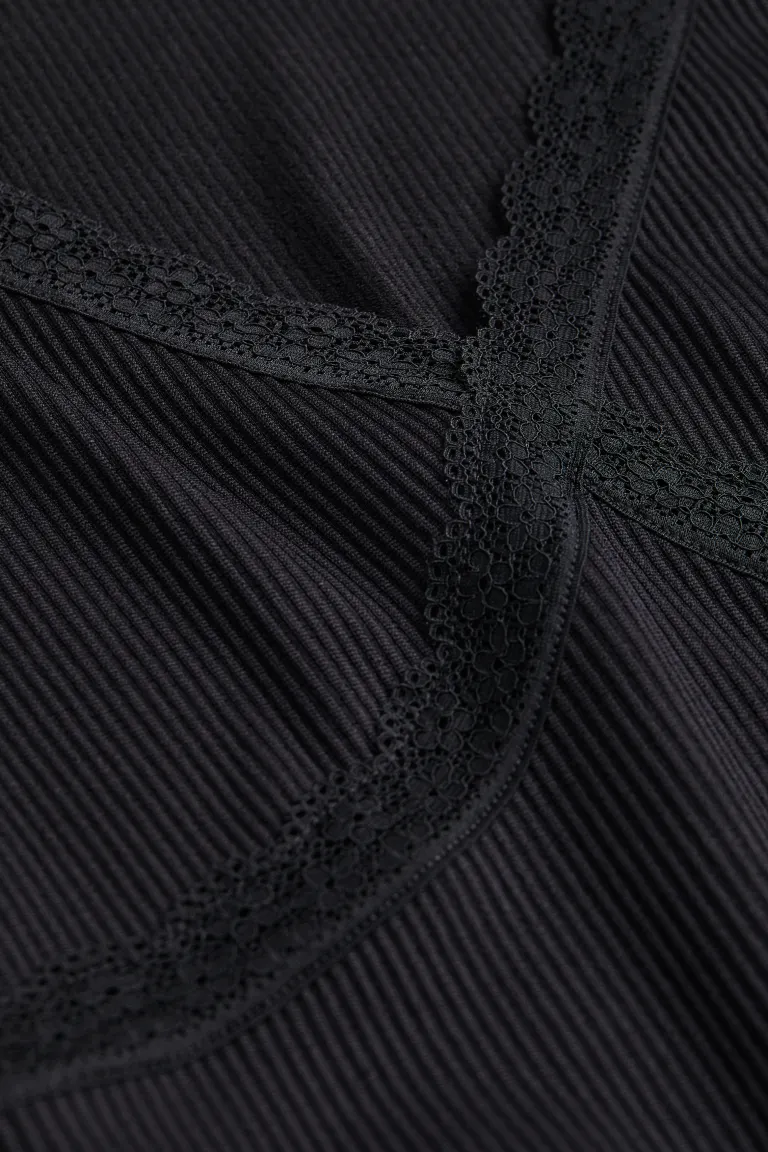 

Платье со сборками и кружевной окантовкой H&M, черный
