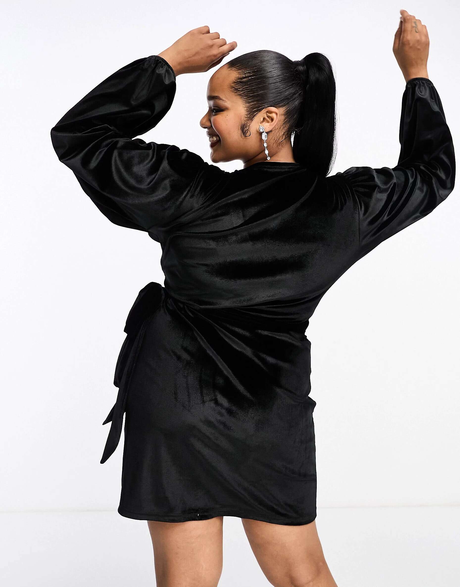Эксклюзивное черное бархатное мини-платье In The Style с завязками по бокам
