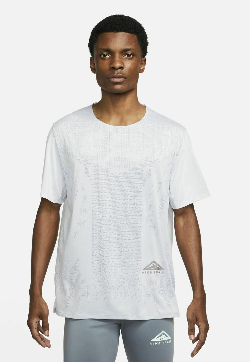 

Спортивная футболка TRAIL RISE 365 Nike, цвет football grey ironstone