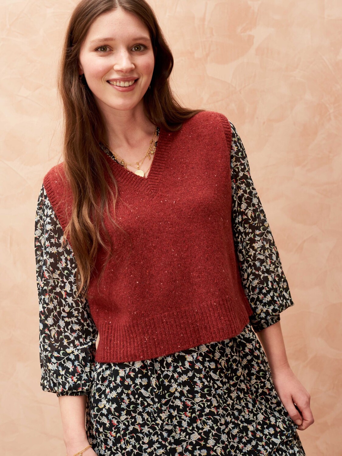 

Майка Brora Cashmere Donegal с V-образным вырезом, Хна