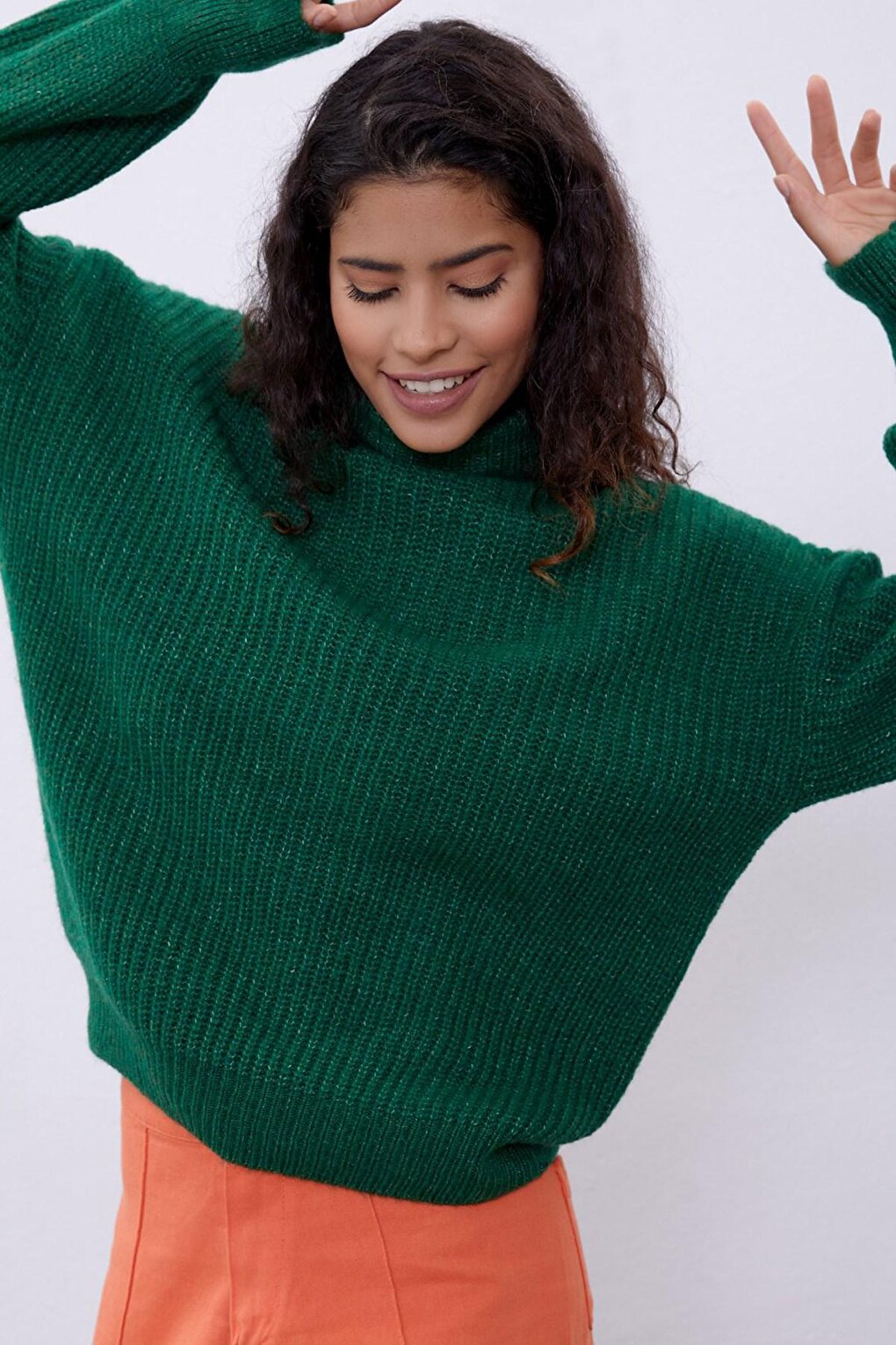 Зеленый короткий свитер SWK4333YE Sherin