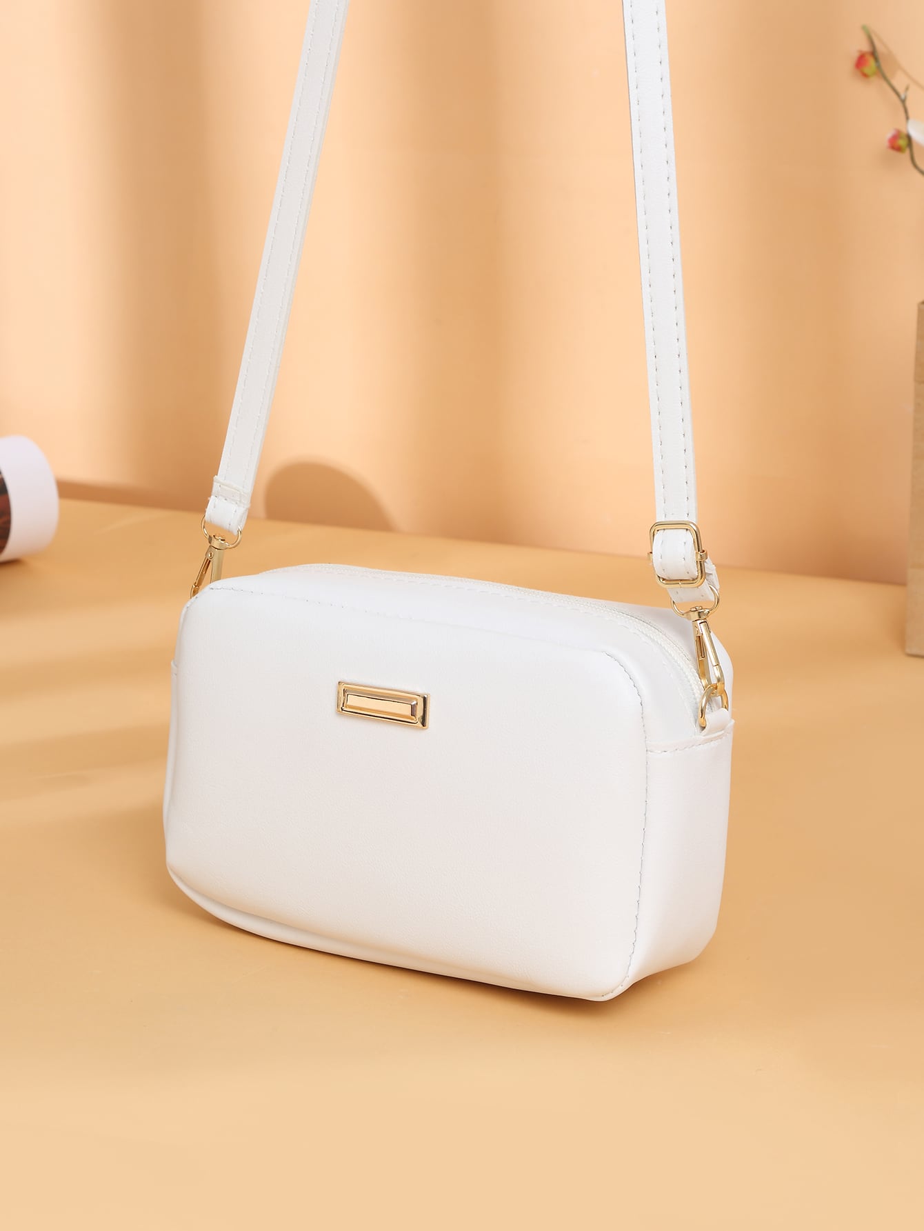 Мини-минималистская квадратная сумка с металлическим декором на молнии, белый