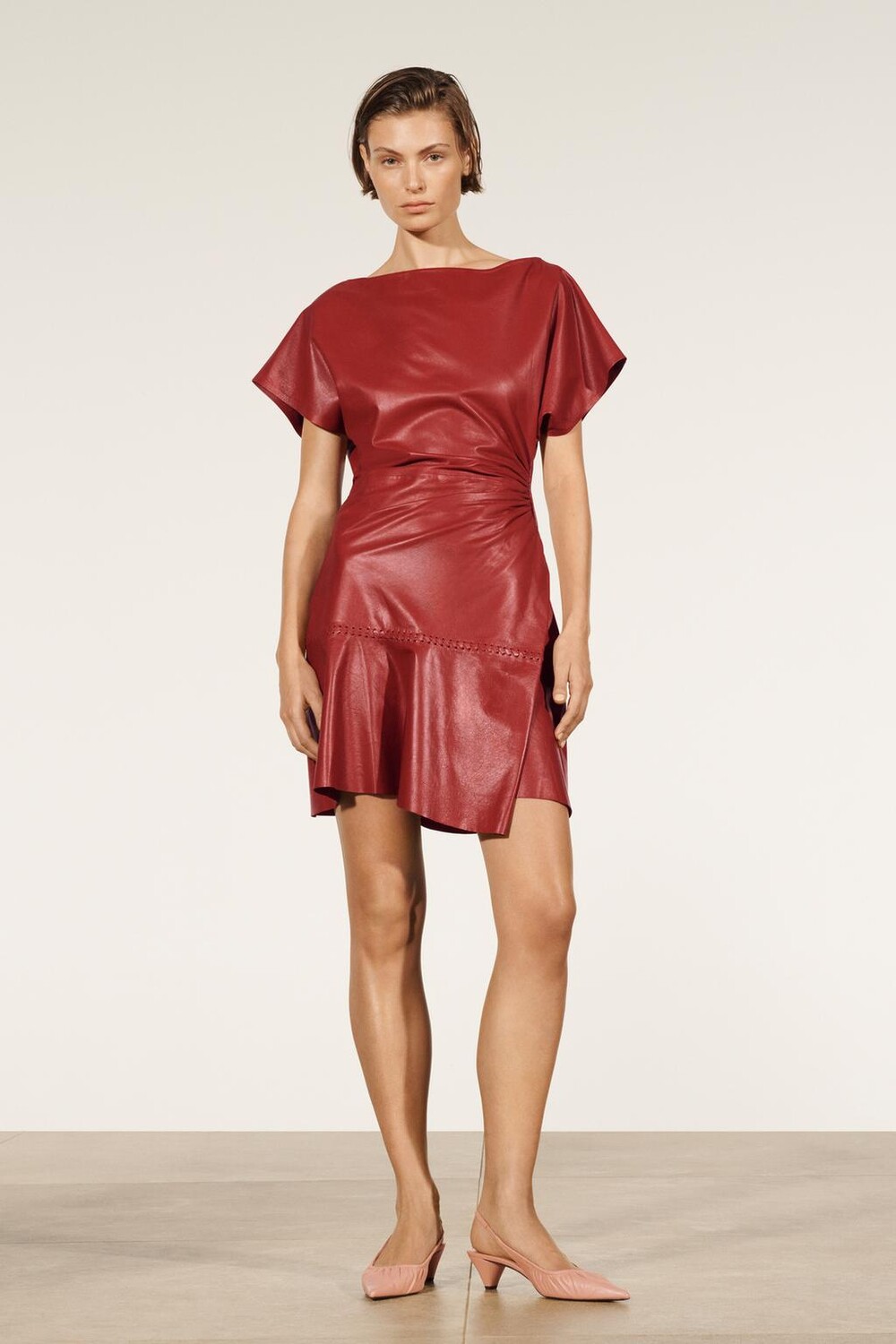 

Кожаное платье с драпировкой ZARA, красный
