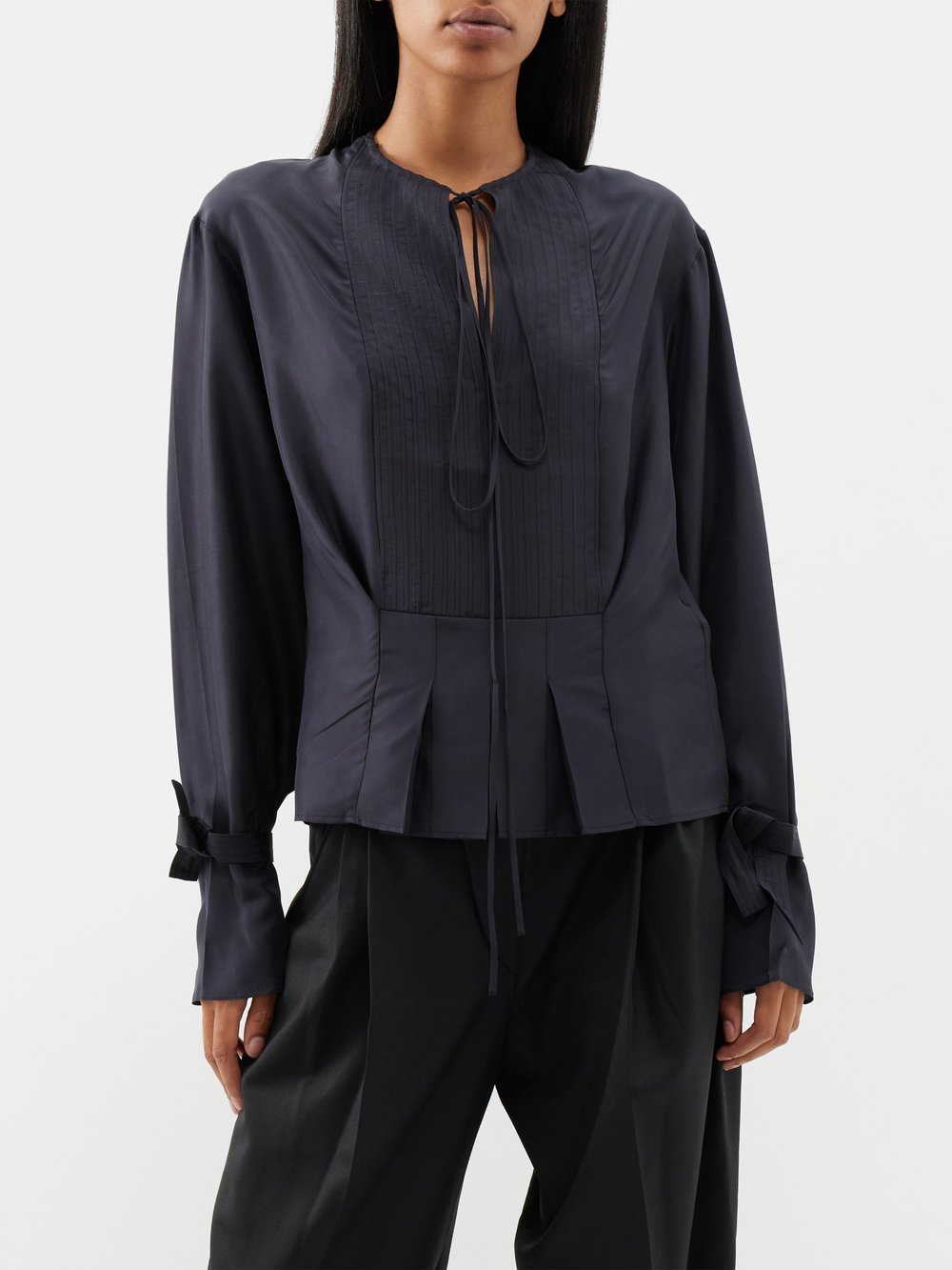 цена Шелковая блузка со складками Victoria Beckham, черный