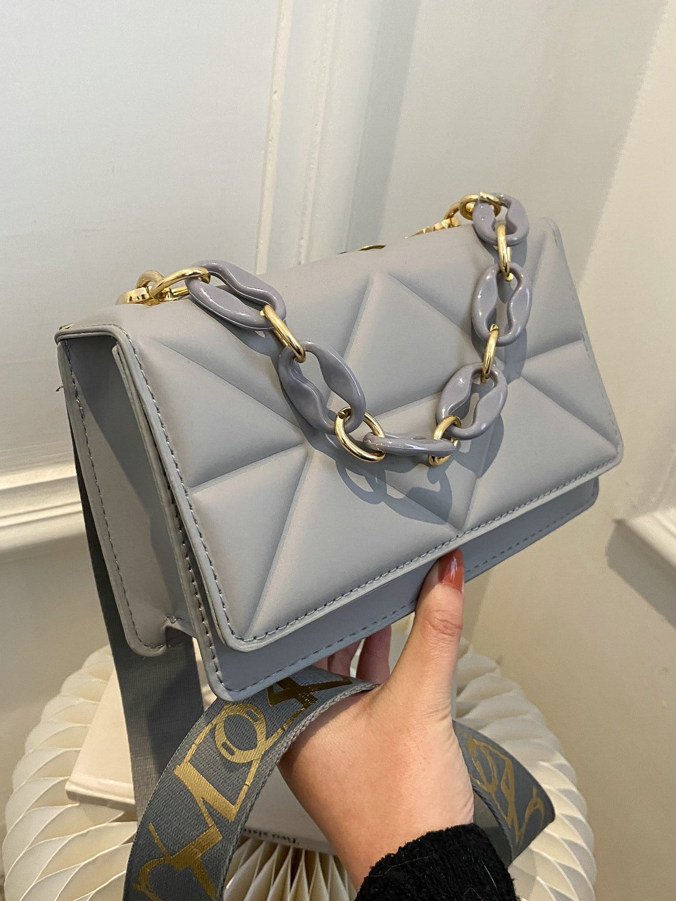 Миниатюрная стеганая квадратная сумка с цепочкой и клапаном, серый
