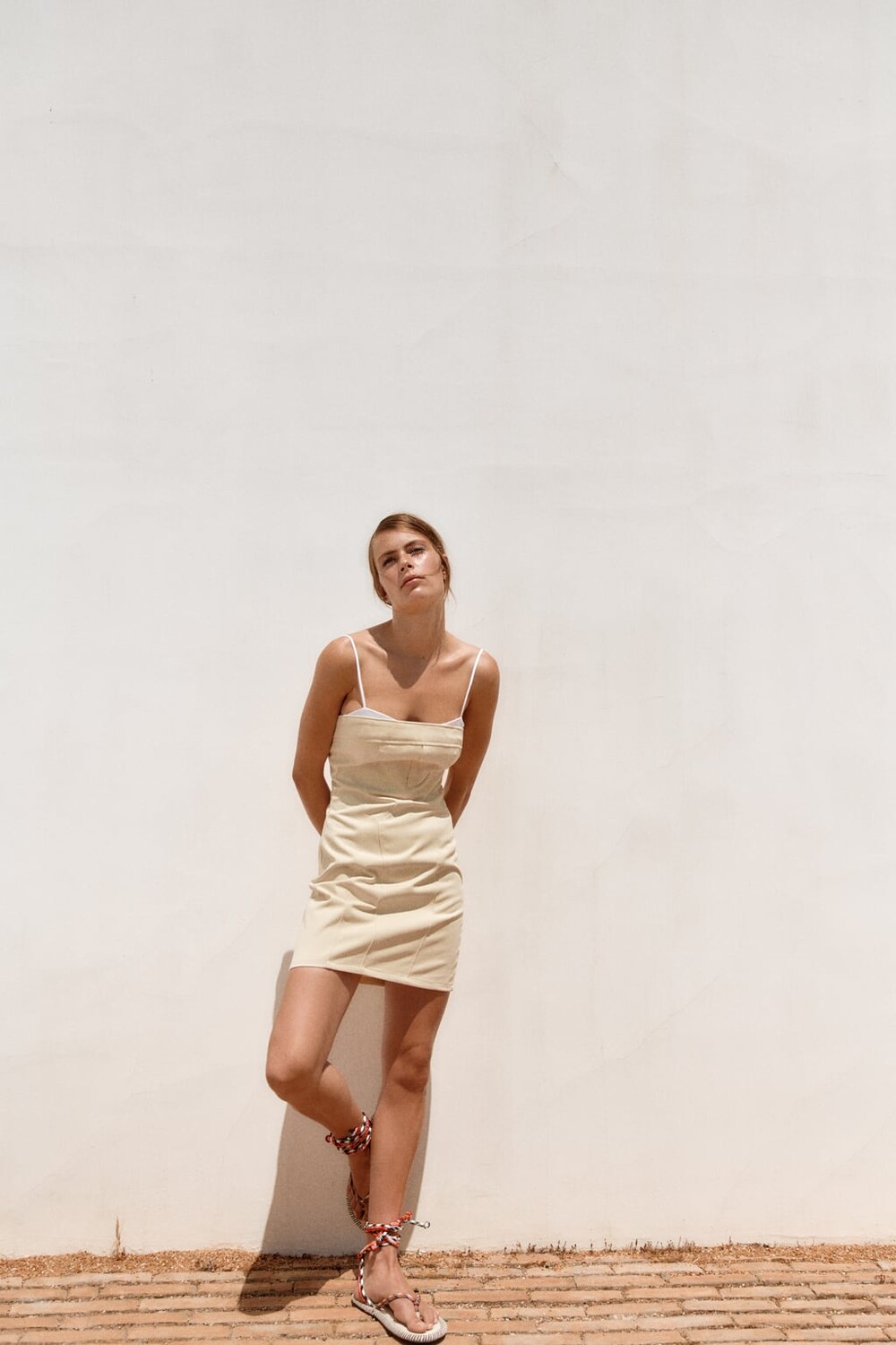 

Контрастное короткое платье ZARA, бежевый
