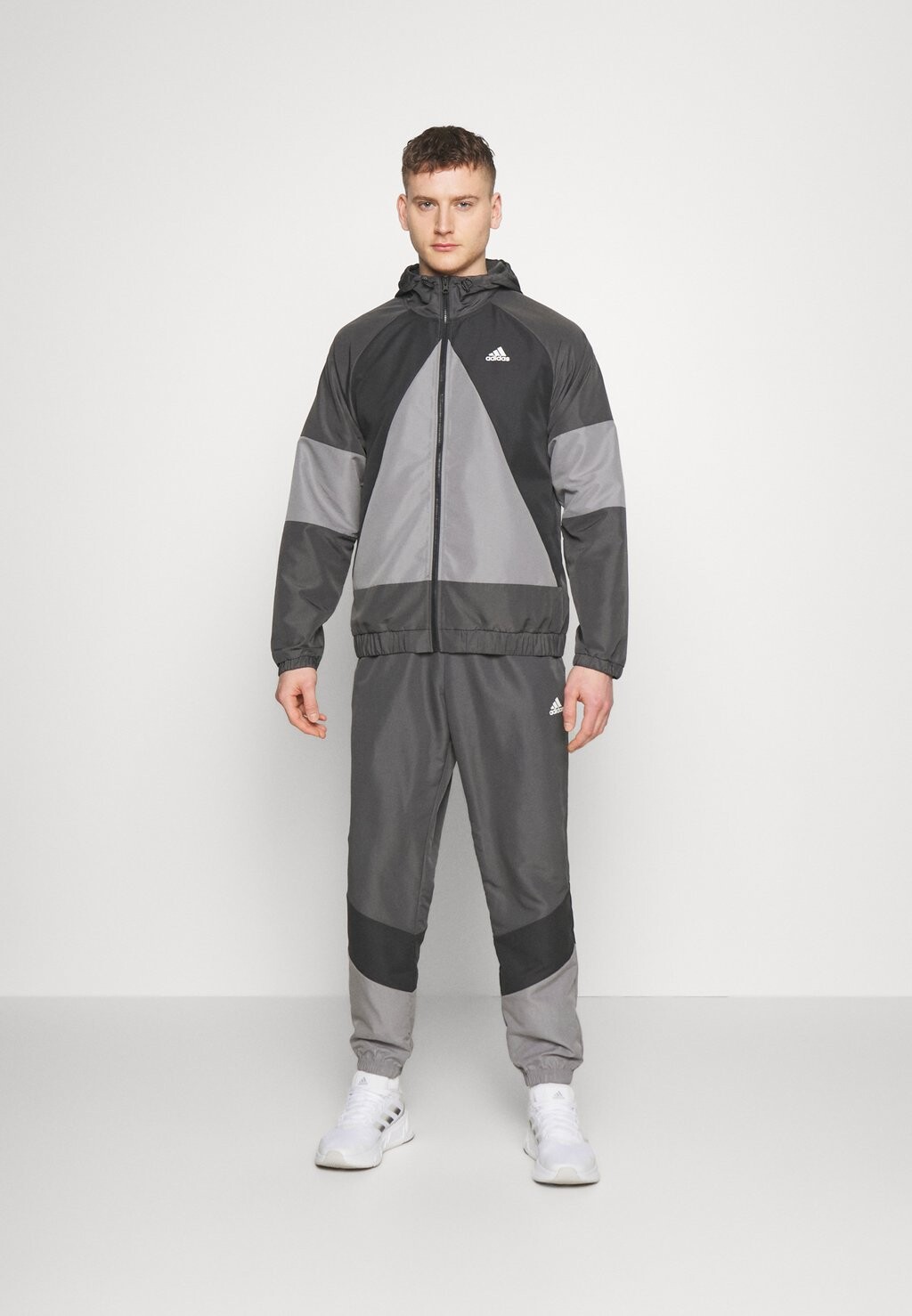 

Спортивный костюм Adidas