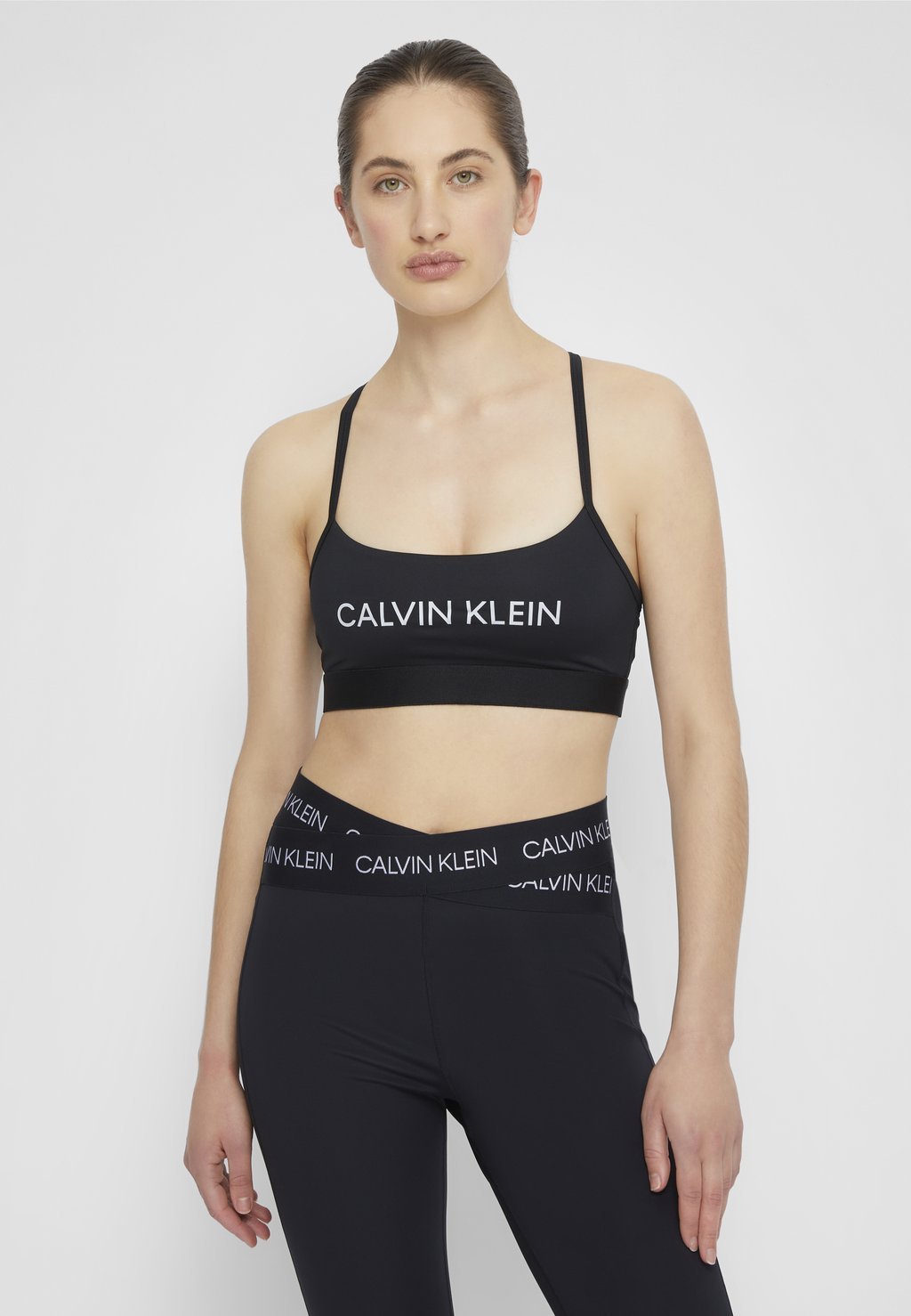 

Спортивный бюстгальтер с легкой поддержкой Calvin Klein Performance