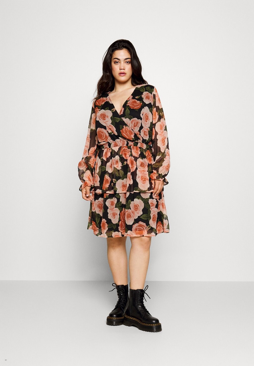 

Летнее платье Vmphiline V Neck Dress Plus Size Vero Moda Curve, цвет black/romantic big flower