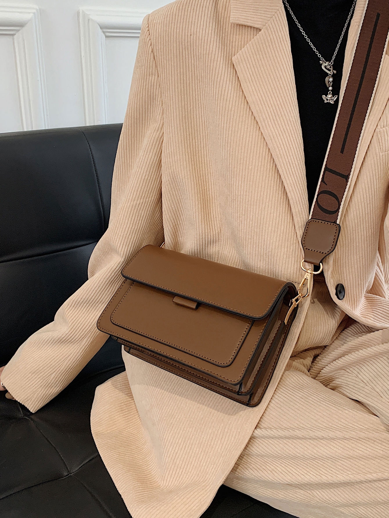 Модная простая сумка через плечо с широким ремешком (с произвольной боковой металлической пряжкой), кофейный коричневый