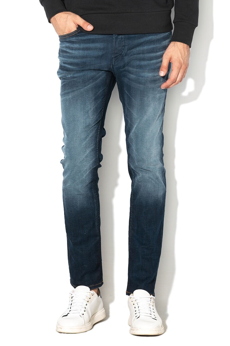

Тим делает джинсы узкого кроя Jack & Jones, синий