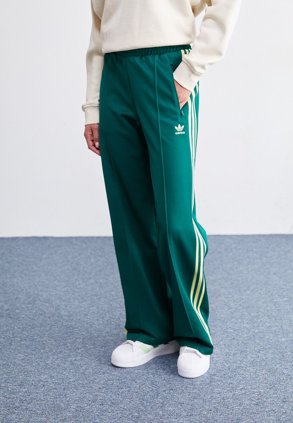 

Спортивные брюки Beckenbauer adidas Originals, цвет collegiate green