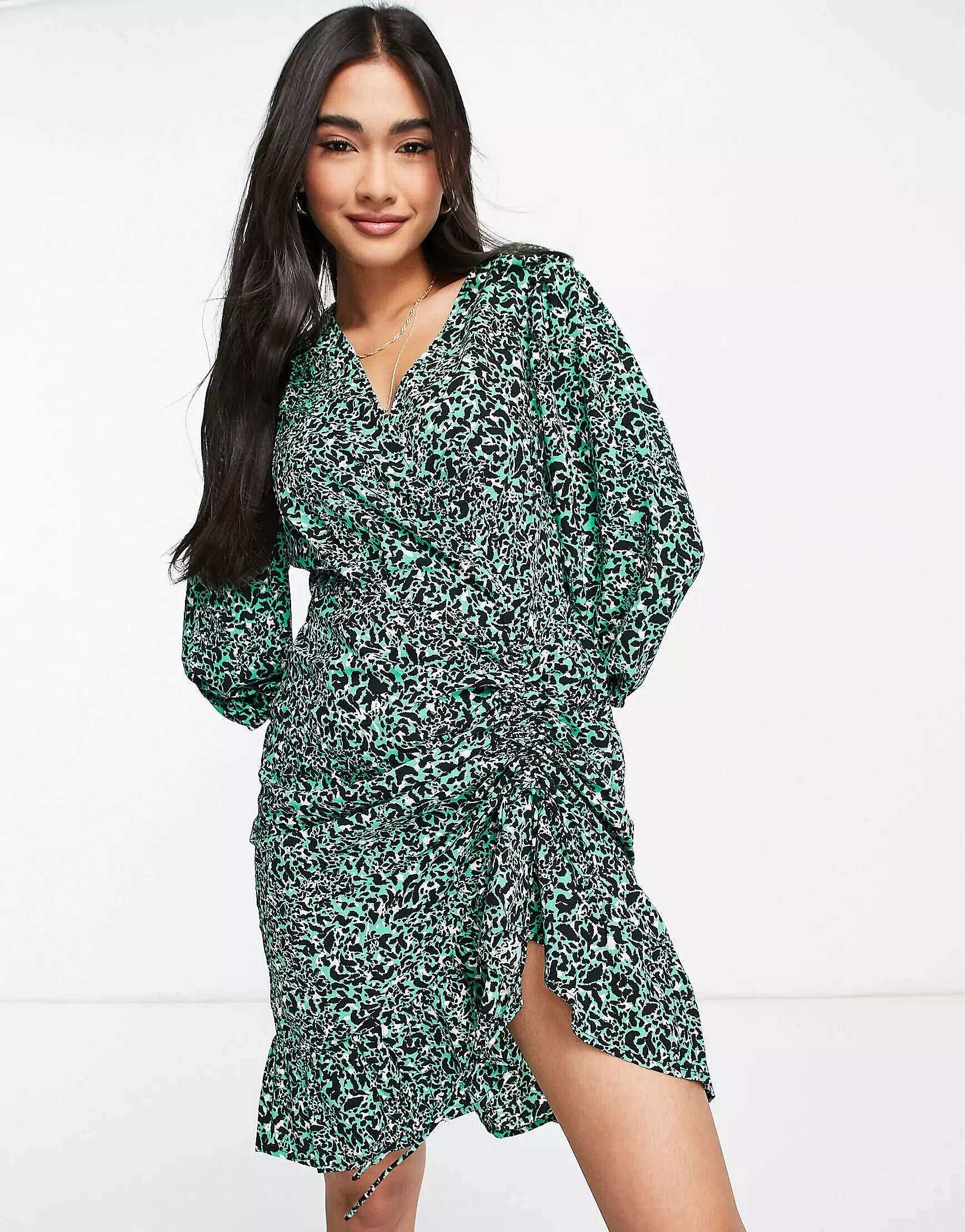Зеленое мини-платье со сборками и v-образным вырезом Vero Moda платье vero moda 10210397 черный 44