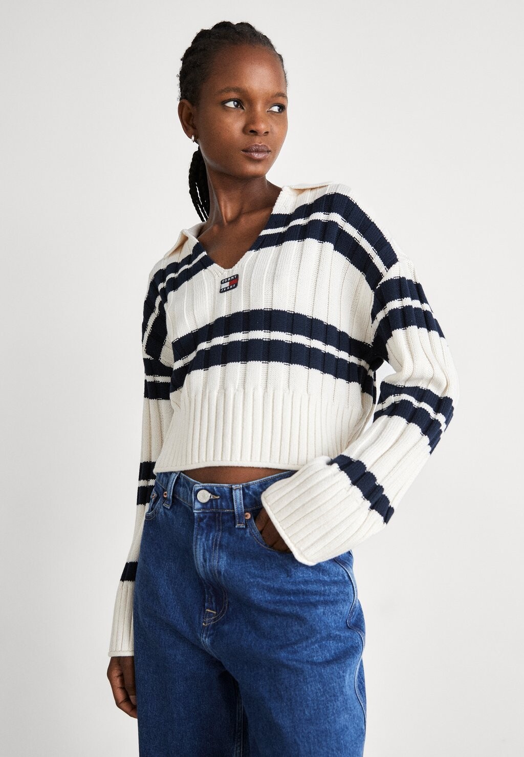 

Свитшот Tommy Jeans, цвет ancient white