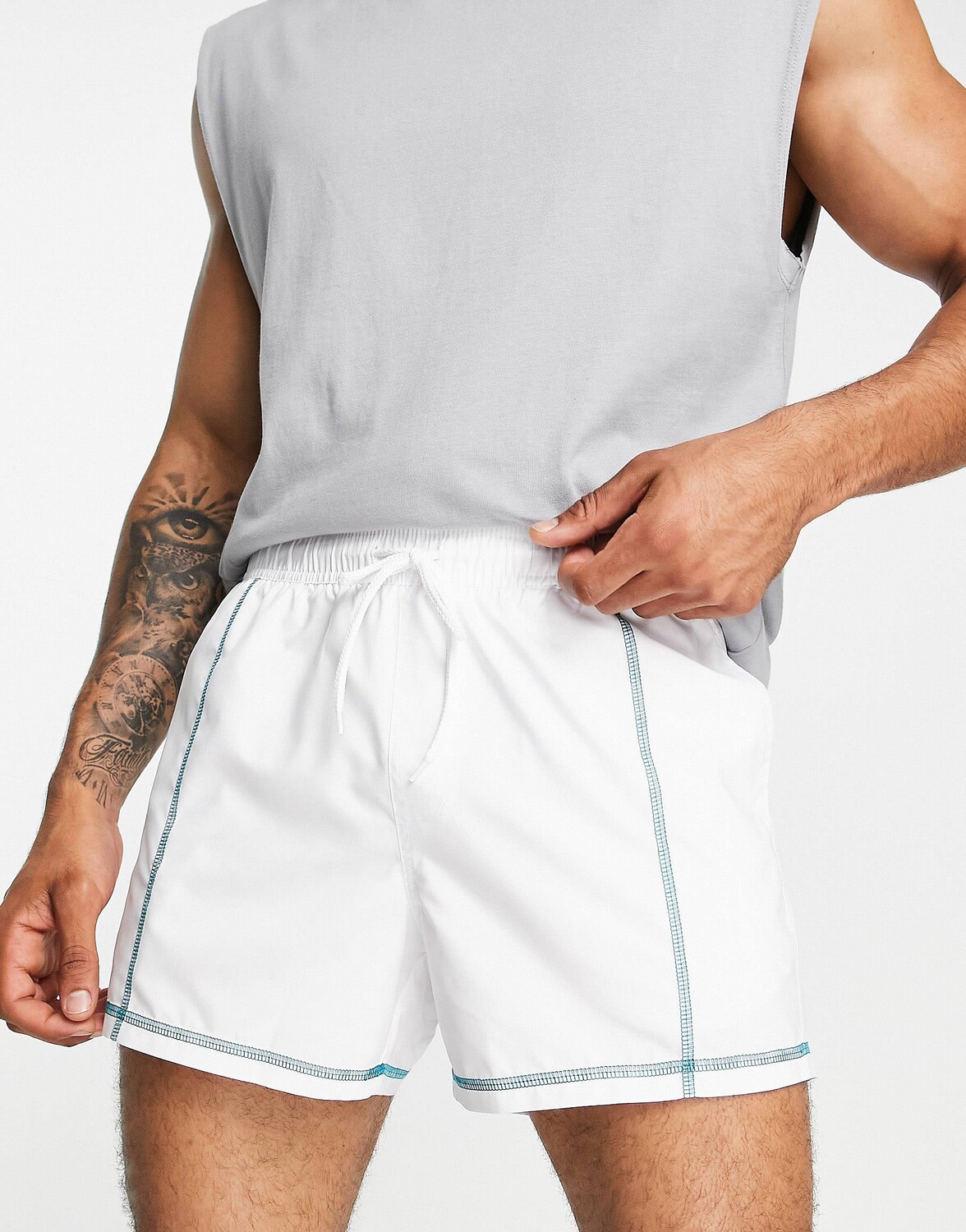 

Короткие белые плавки ASOS DESIGN с контрастной отстрочкой