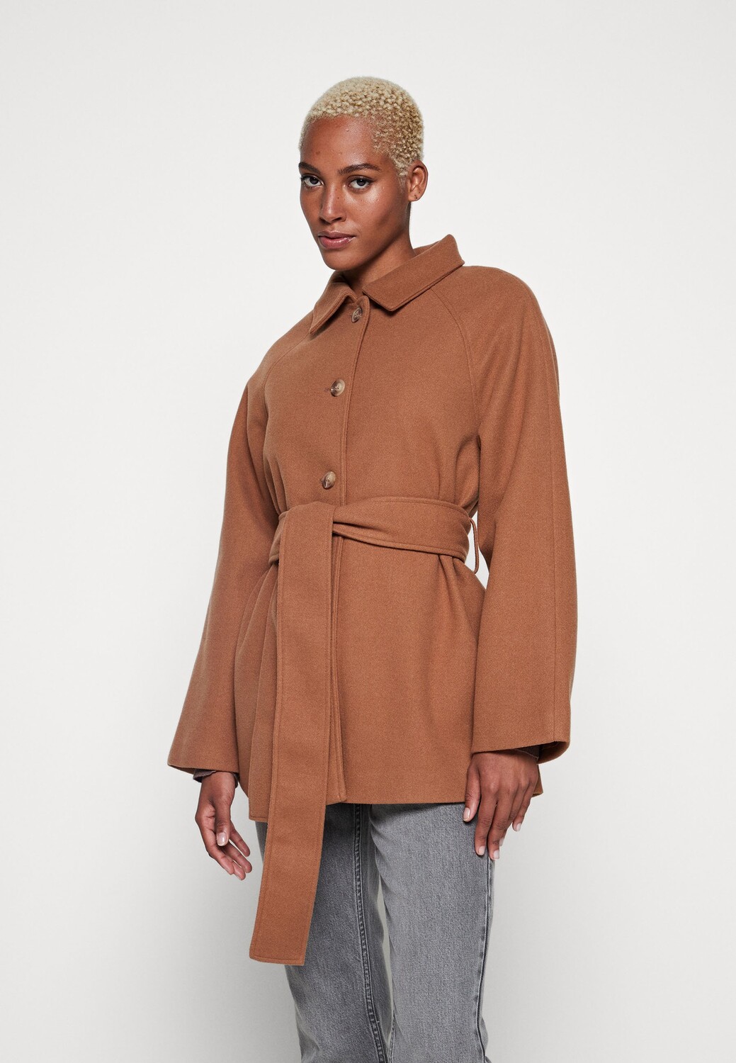 

Пальто короткое Gina Tricot, коричневый