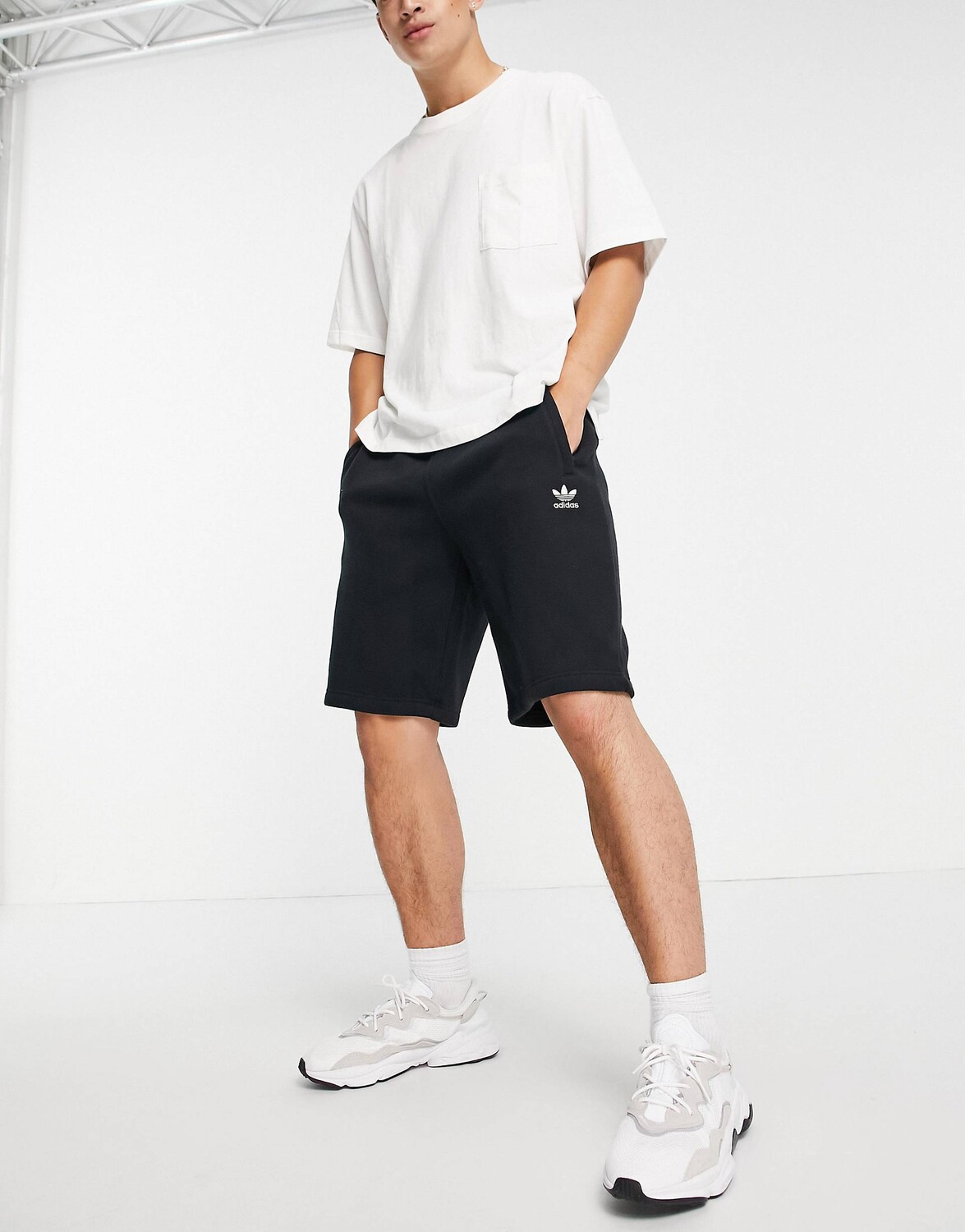 

Черные шорты с небольшим логотипом adidas Originals Essentials