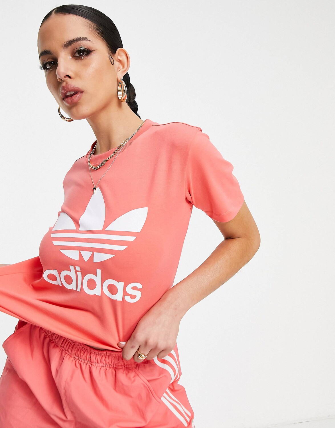 Красная футболка с крупным логотипом adidas Originals adicolour ...