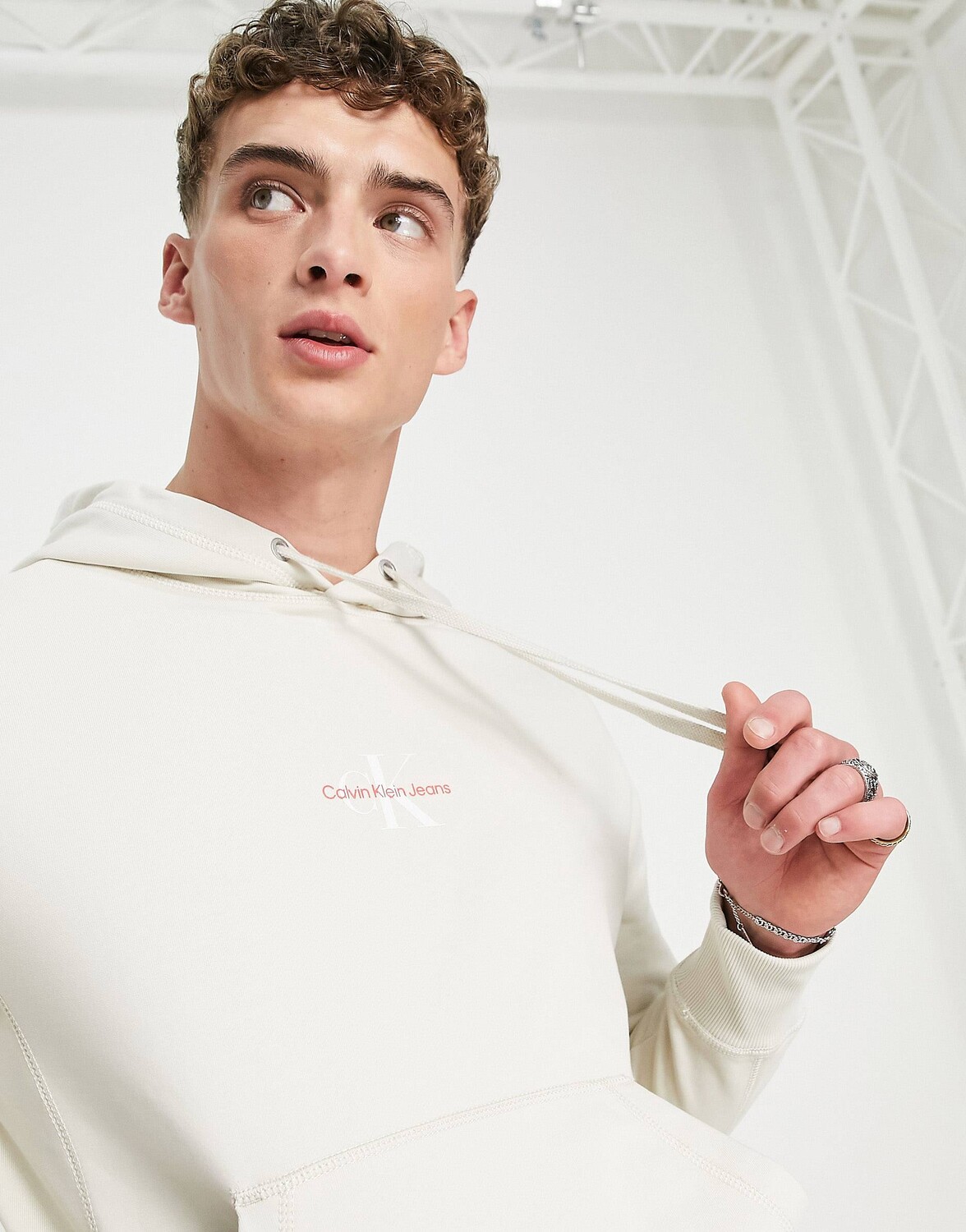 

Худи маленького размера с монограммой и логотипом Calvin Klein Jeans из камня