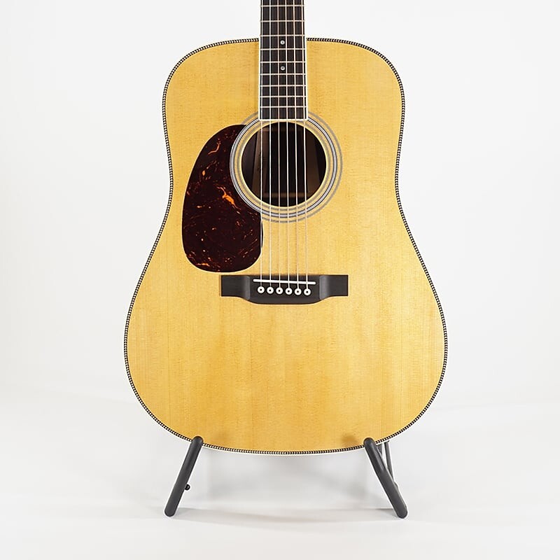

Martin HD-35 LEFT-HANDED — верхняя дека из ели, нижняя дека и обечайка из палисандра, накладка на гриф из черного дерева 10Y18HD35L