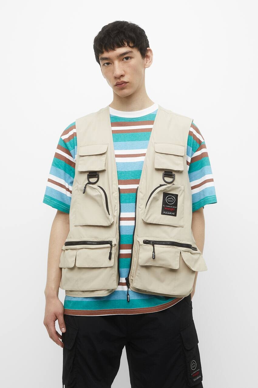 

Универсальный жилет Wrangler ATG Pull&Bear, песочный