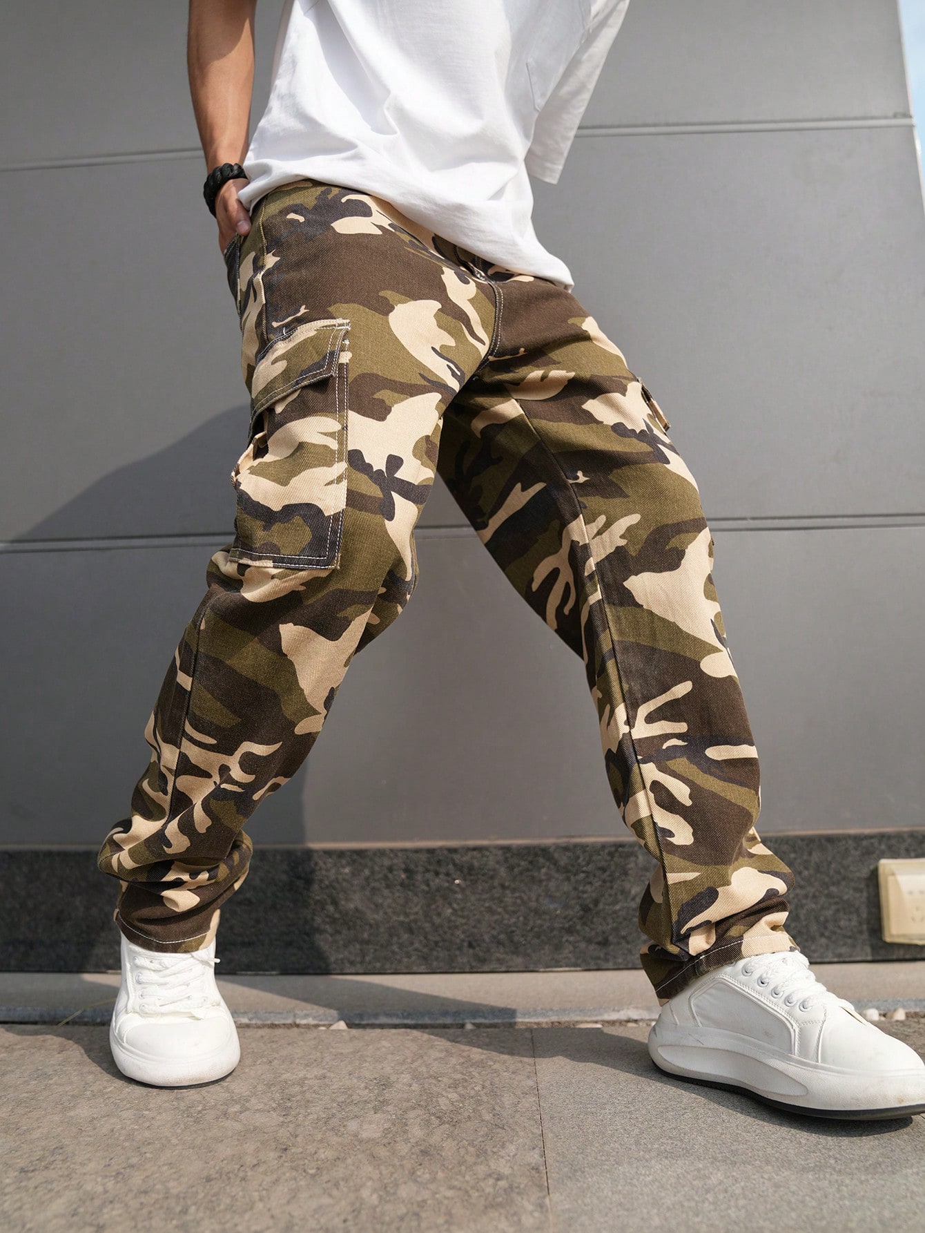 цена Мужские джинсовые брюки-карго Manfinity EMRG с камуфляжным принтом и карманами-клапанами, многоцветный