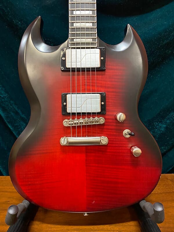 

FACTORY 2ND Epiphone SG Prophecy 2020 Red Tiger на выставке в магазине. Не поставляется с оригинальной коробкой.