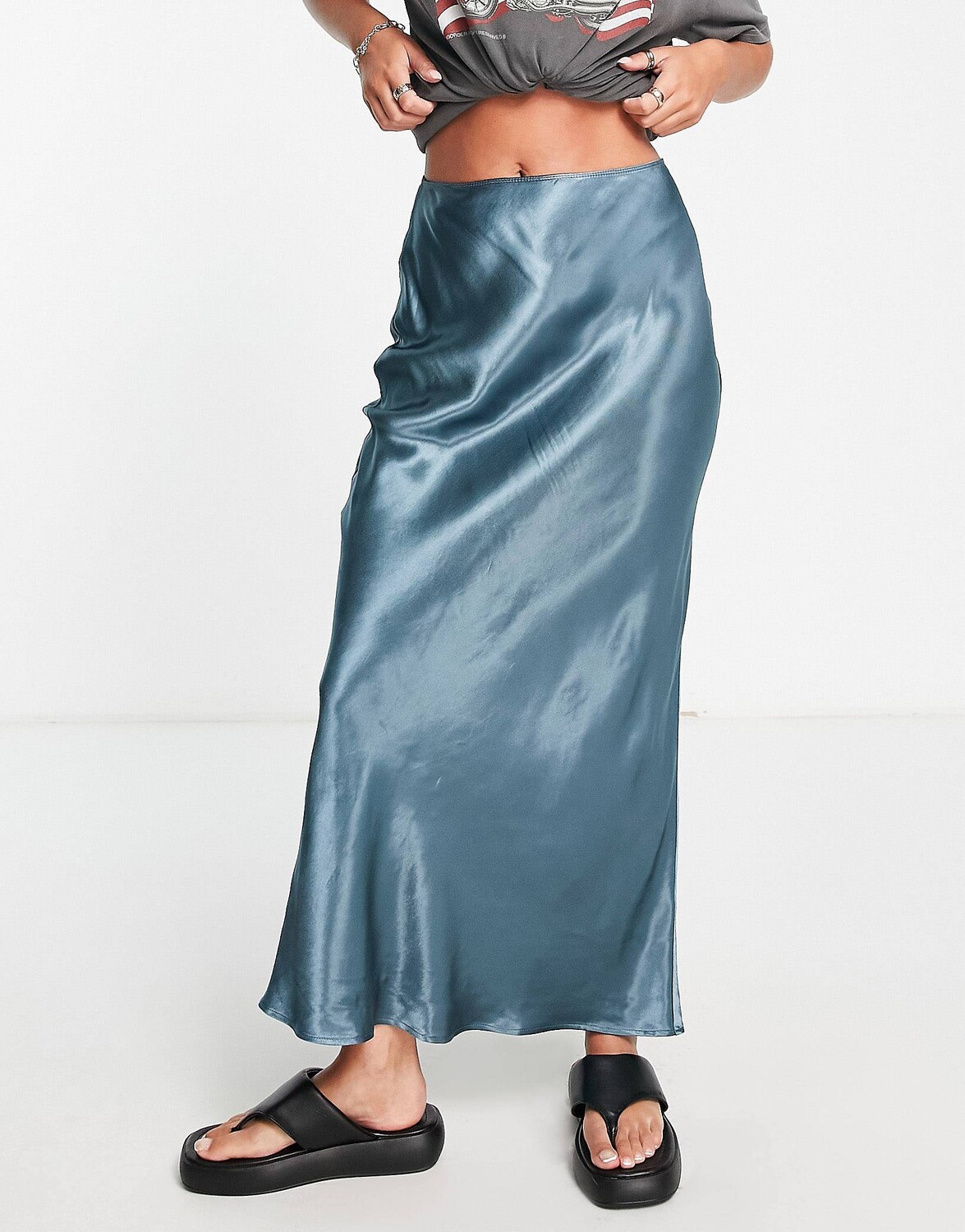 

Синяя атласная юбка макси по косой Topshop