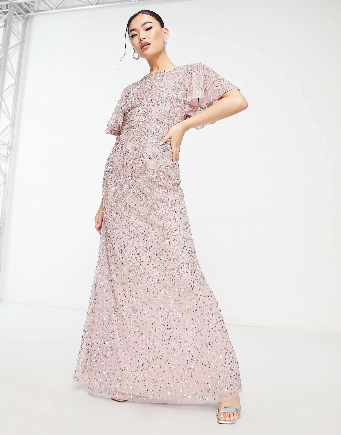 

Розовое платье макси с украшением и оборками Beauut Bridesmaid