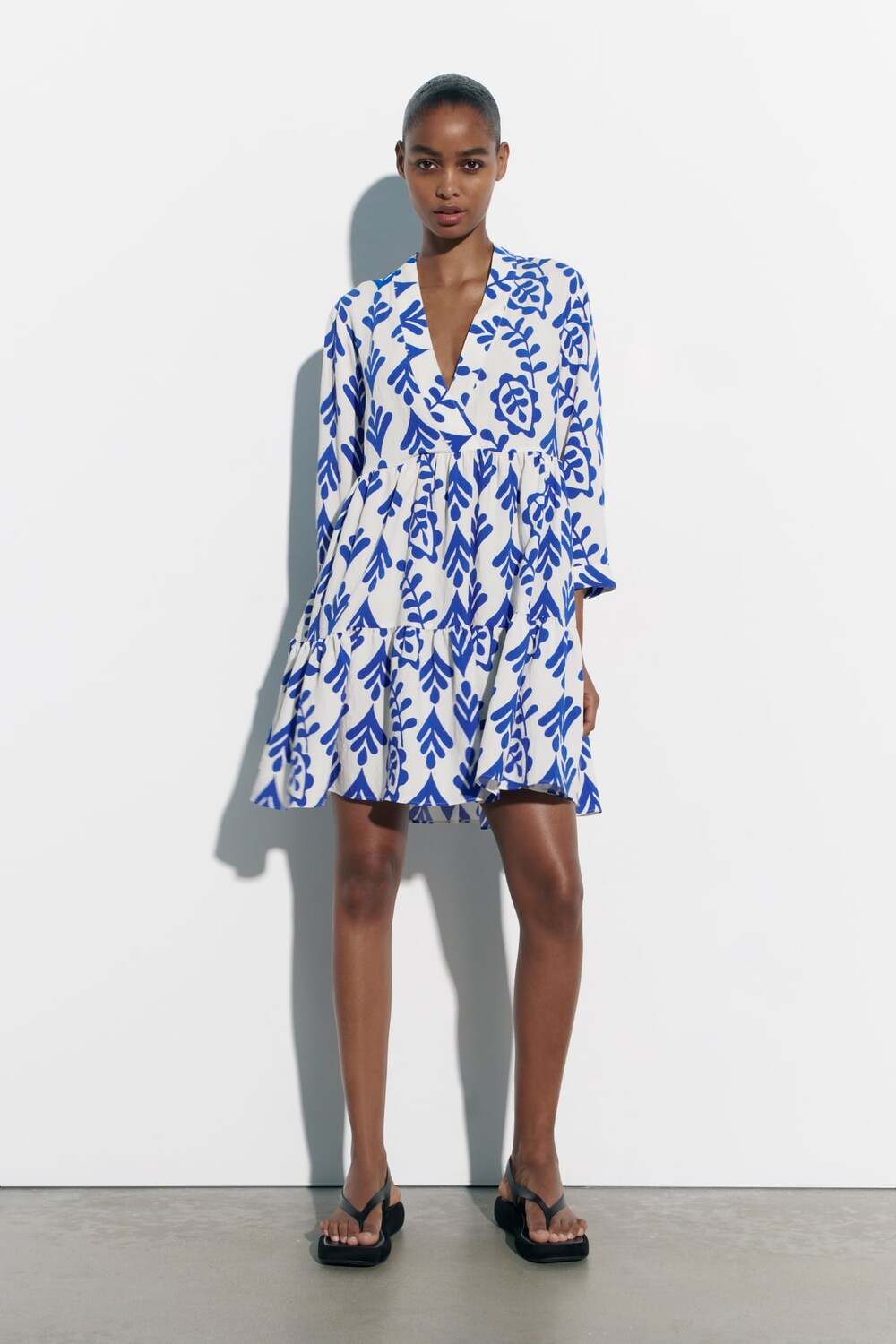 

Короткое платье с принтом ZARA, экру