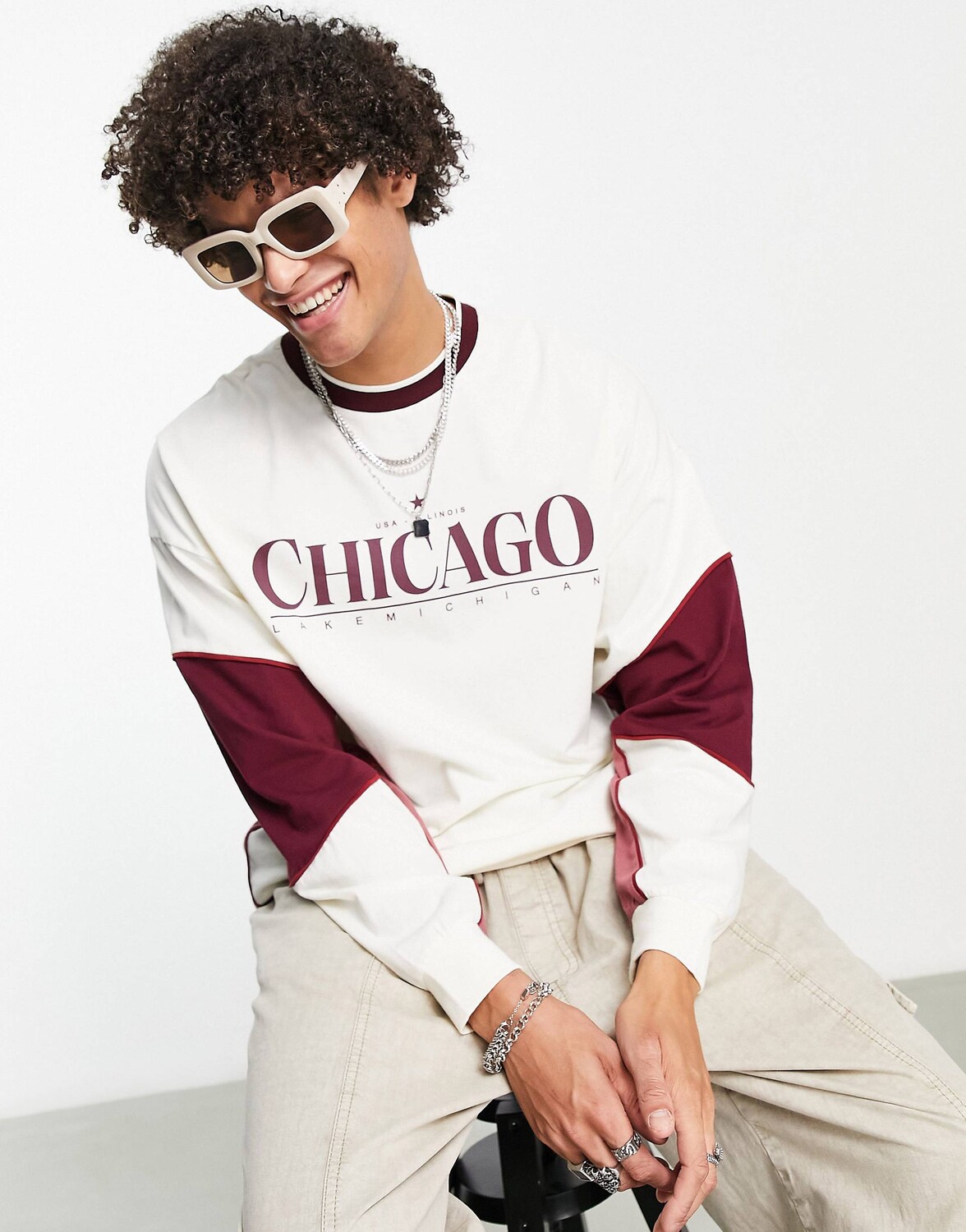 

Оверсайз-футболка с длинными рукавами ASOS DESIGN цвета экрю и бордового колор-блока с принтом города Чикаго ASOS DESIGN