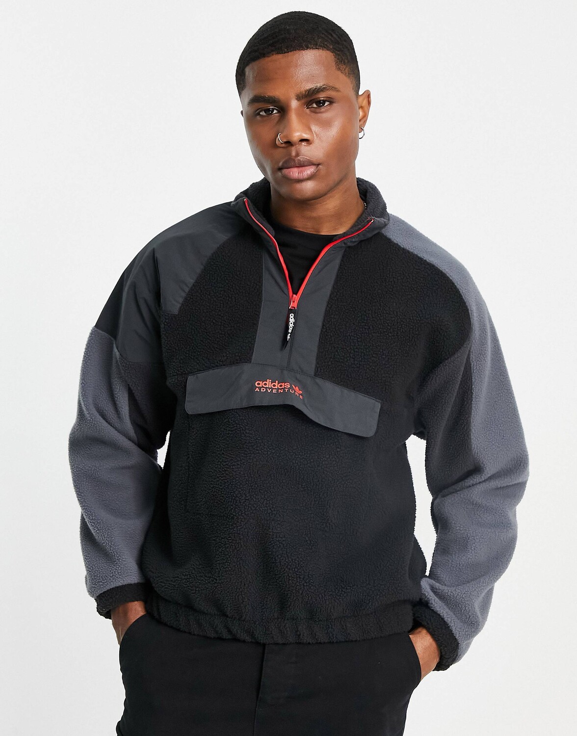 

Черные флисовые флисовые кроссовки adidas Originals Adventure в стиле колор-блок 1/4 с большим карманом