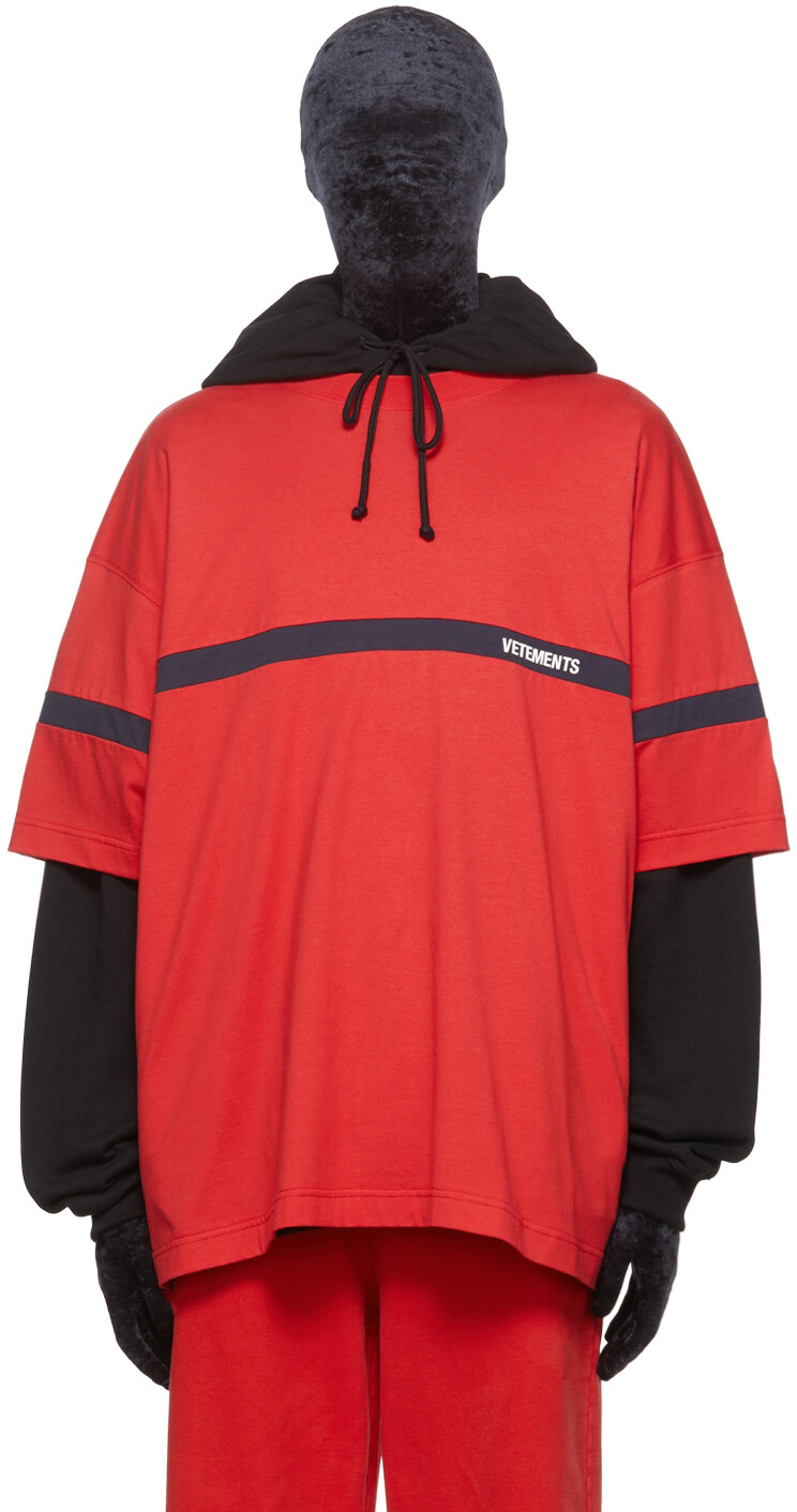 

Красная футболка с помпонами VETEMENTS