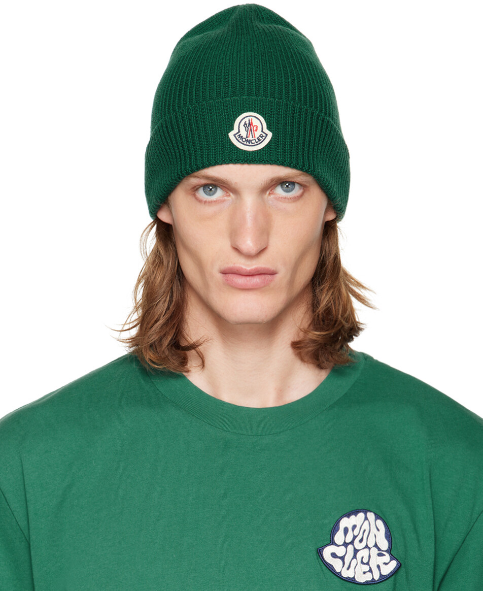 

Зеленая шапка с закатанными полями Moncler