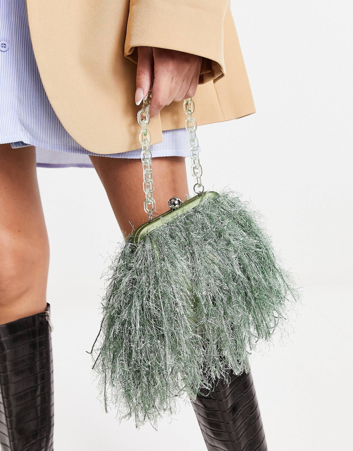 

Клатч из искусственного пера ASOS DESIGN с полимерной ручкой цвета шалфея