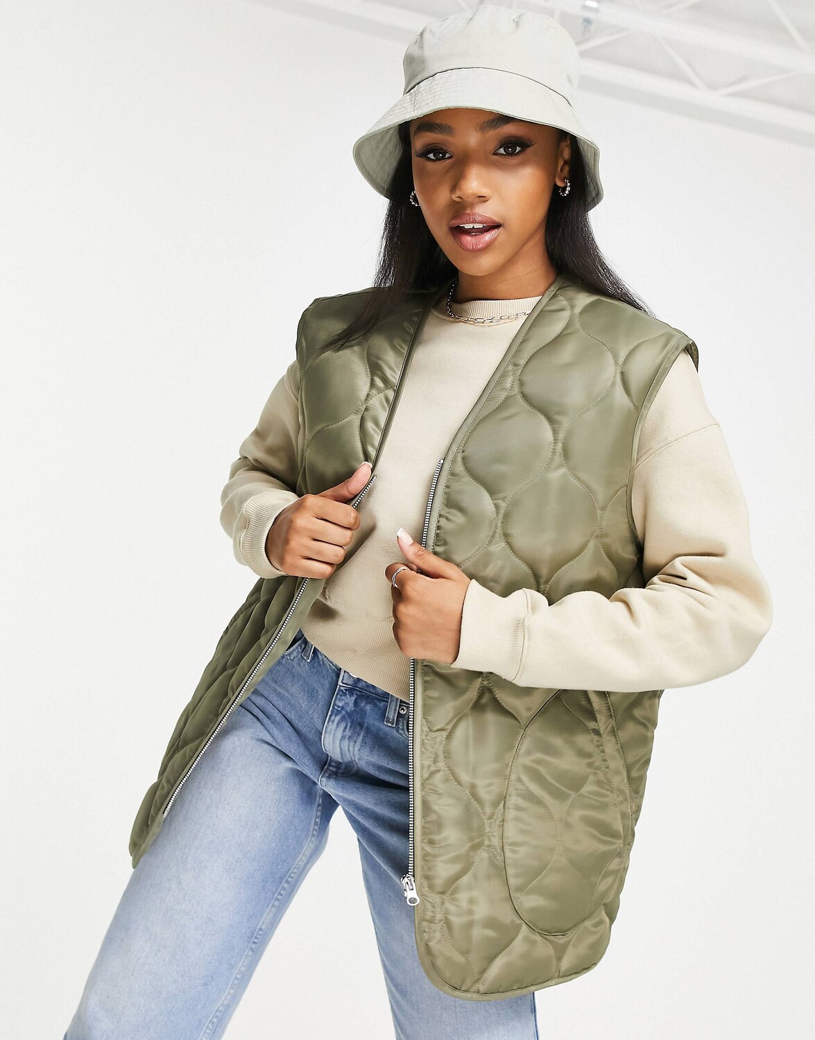 

Светло-коричневый стеганый нейлоновый жилет с луком ASOS DESIGN
